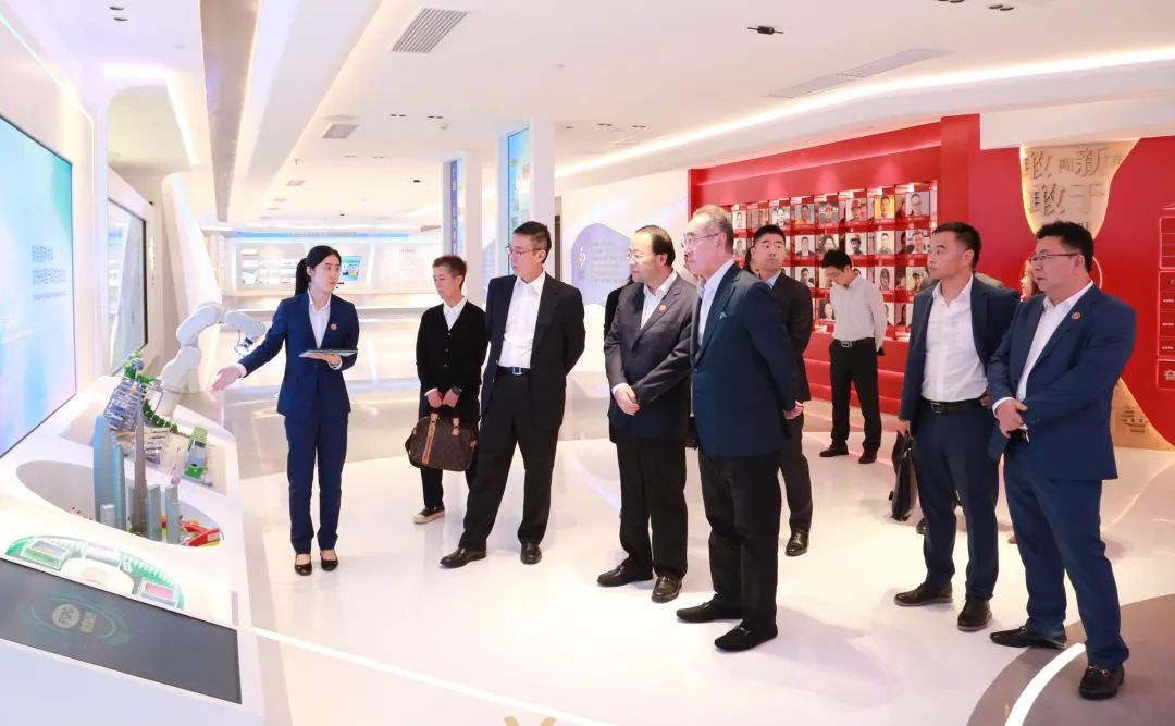 全国政协常委唐英年先生一行到访tapplay集团