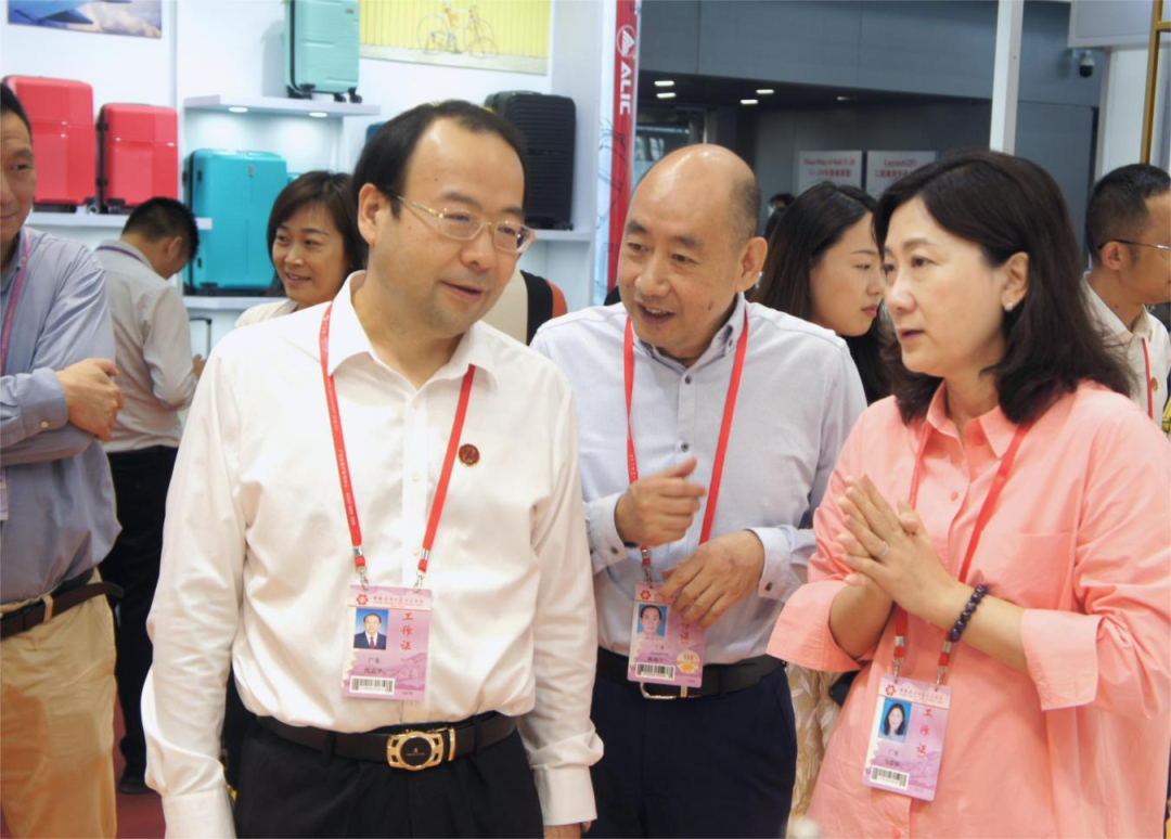 tapplay集团党委副书记、总经理肖志平率队调研集团各外贸企业参展情况