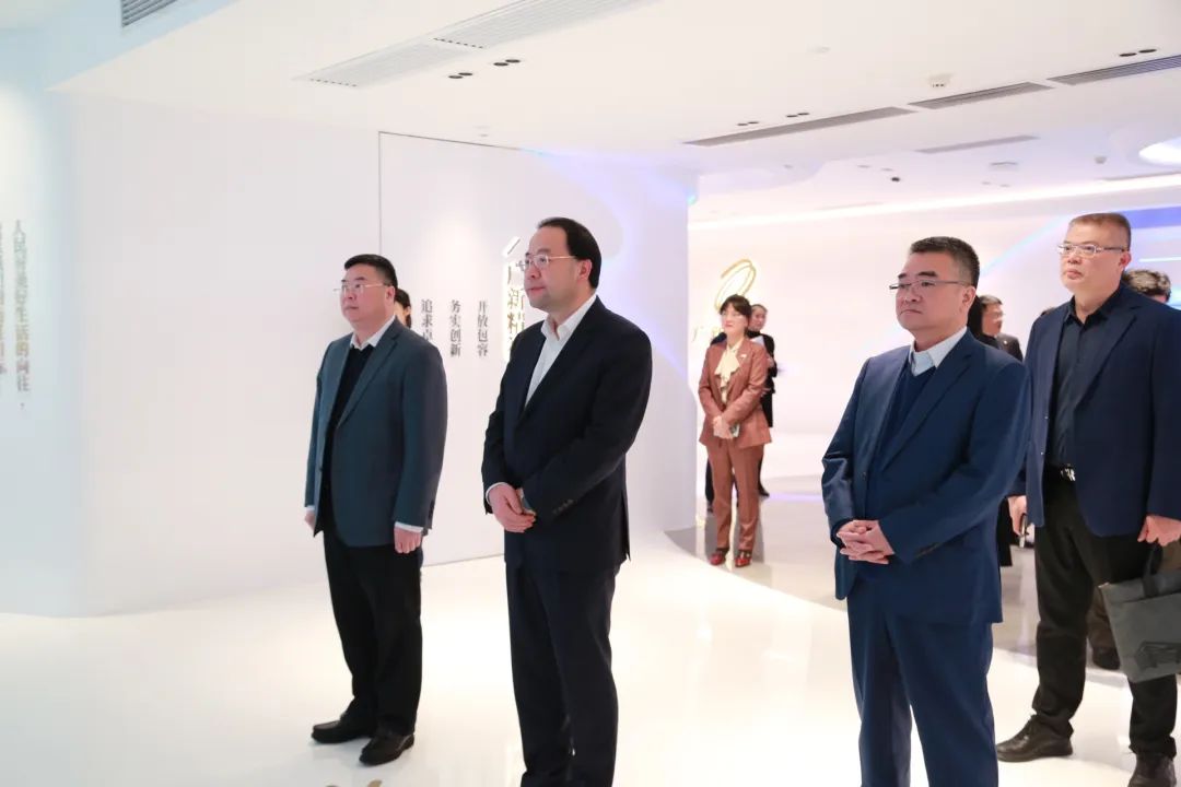 建设银行广东省分行党委书记、行长张伟煜一行到访tapplay集团 建设银行广东省分行党委书记、行长张伟煜一行到访tapplay集团