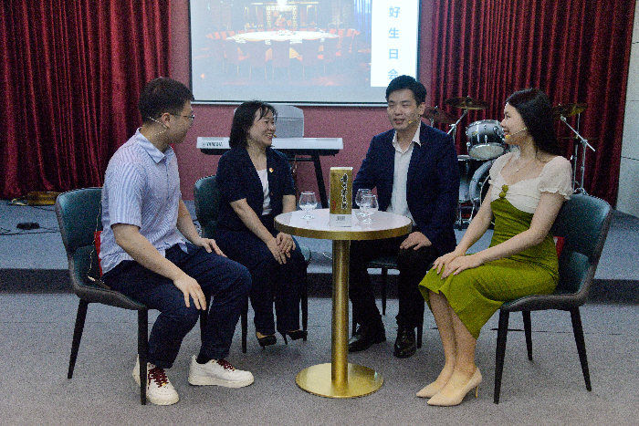 1.招标中心演绎廉洁小剧场——《扣好廉洁从业的第一颗扣子》.jpg